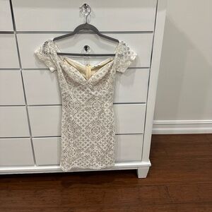Superdown Size XS. Lace. Color White and Tan.